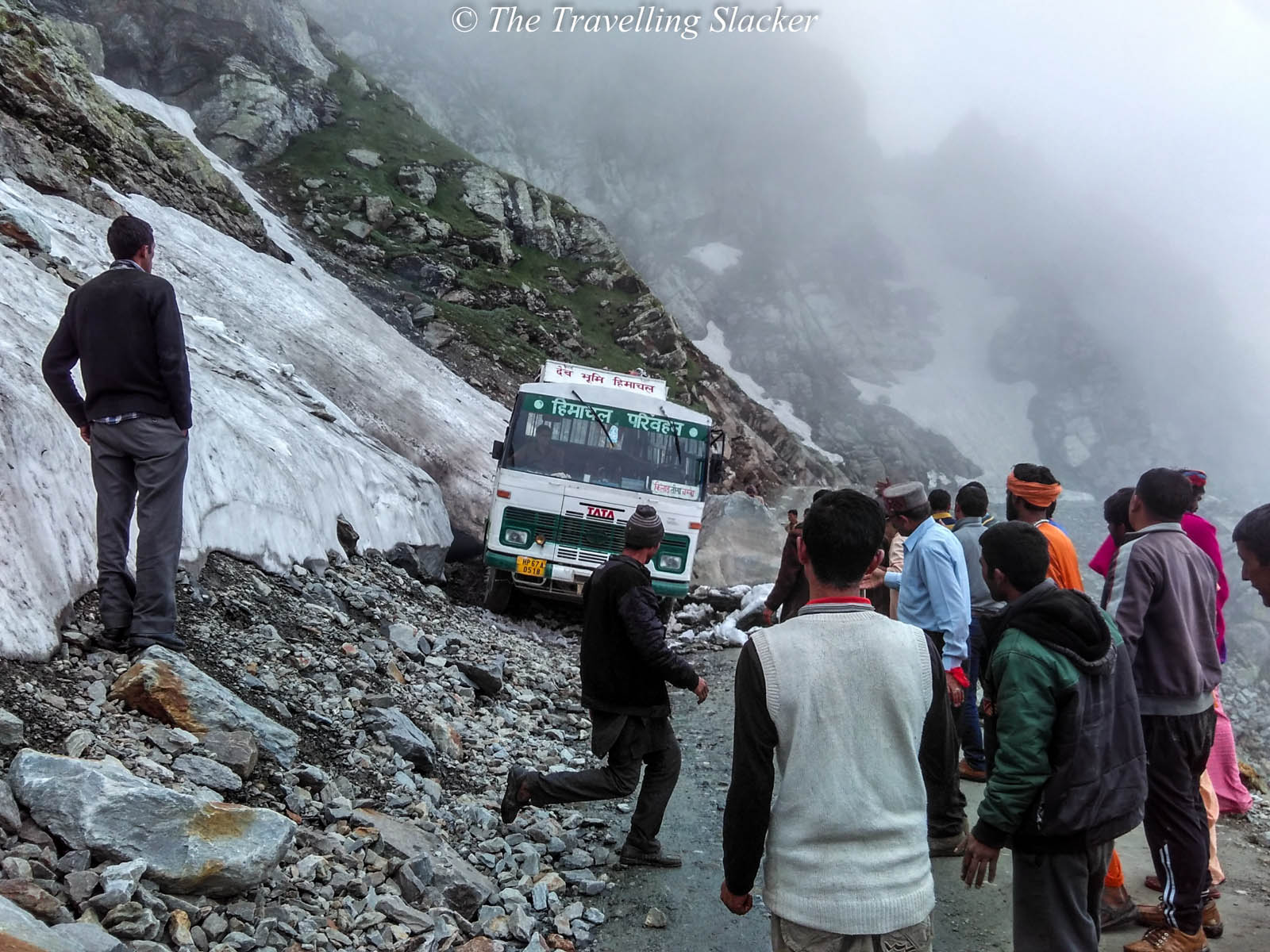 Mandi: Half way gasping HRTC bus in Karsog | करसोग में आधे रास्ते हांफी HRTC  बस: एक घंटे तक जाम में फंसे लोग, सेरी-शाहोट रूट पर कांडी के पास हुई खराब -